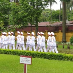 베트남의 위대한 지도자,호치민의 흔적이 있는 하노이 호치민 박물관과 호치민 묘. 썸네일